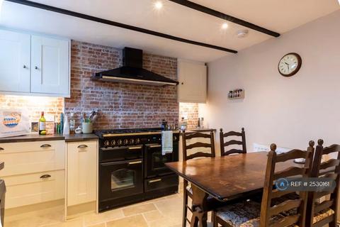 2 bedroom semi-detached house to rent, Camden Square, Ramsgate, CT11