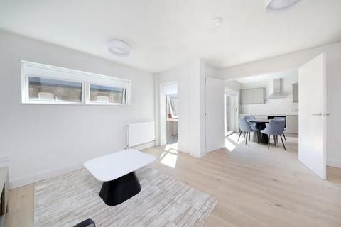 2 bedroom flat to rent, Stonhouse Street, London, SW4