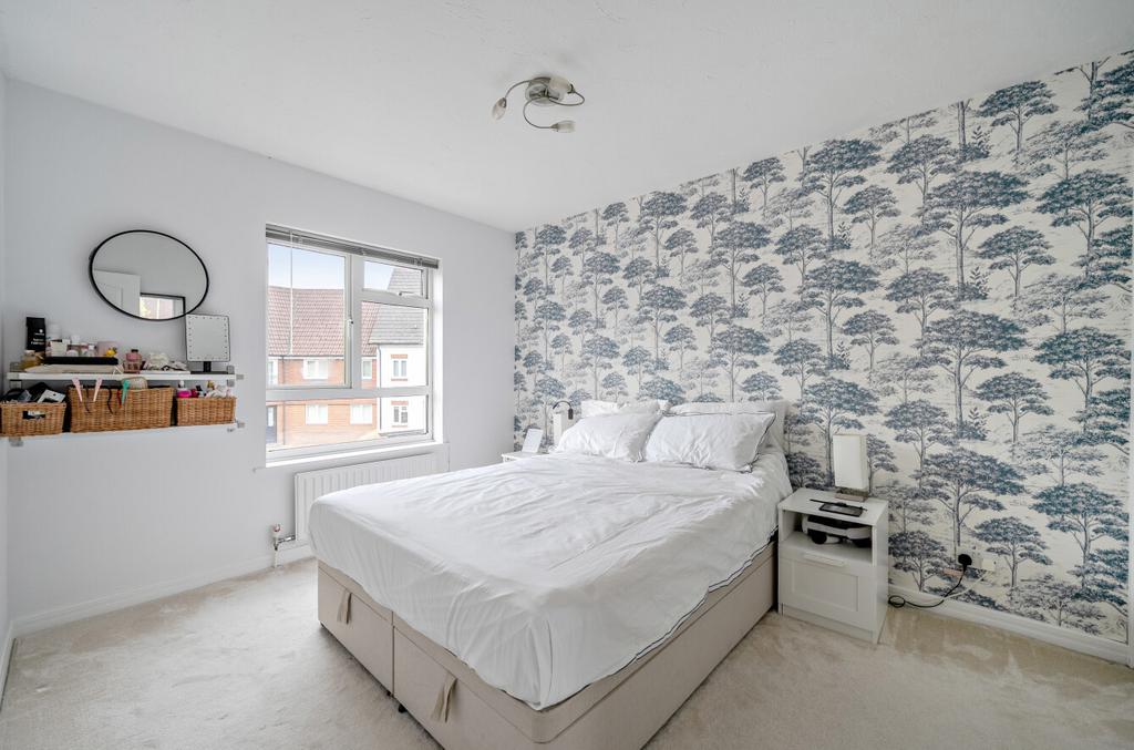 Headley Road East, Woodley, Reading - More