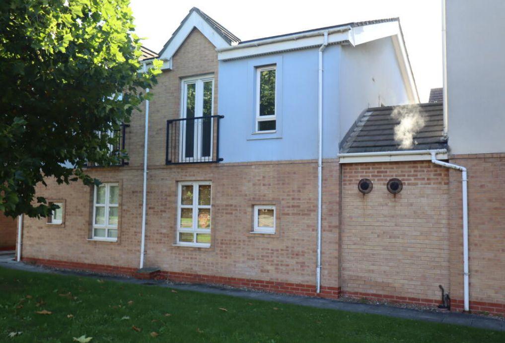 Detached house exterior, garden