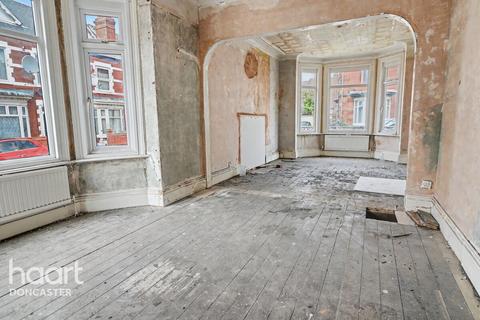 5 bedroom end of terrace house for sale, St Vincent Avenue, Wheatley, Doncaster