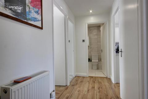 2 bedroom flat for sale, Elm Tree Court, Cottingham