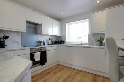 2 bedroom flat for sale, Elm Tree Court, Cottingham