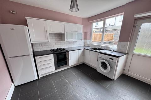 2 bedroom end of terrace house to rent, Hollins Avenue, Buxton