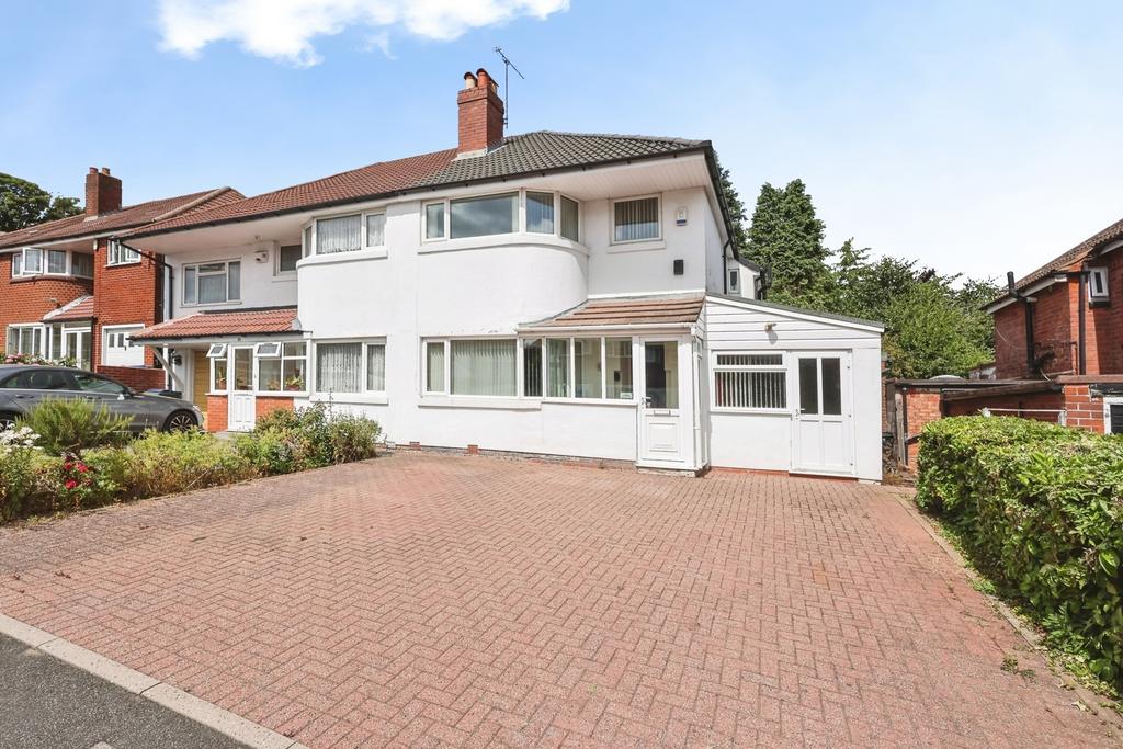 Detached house exterior, driveway