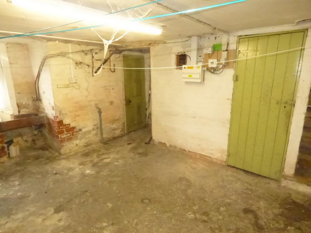House in Leeds, Burley - More