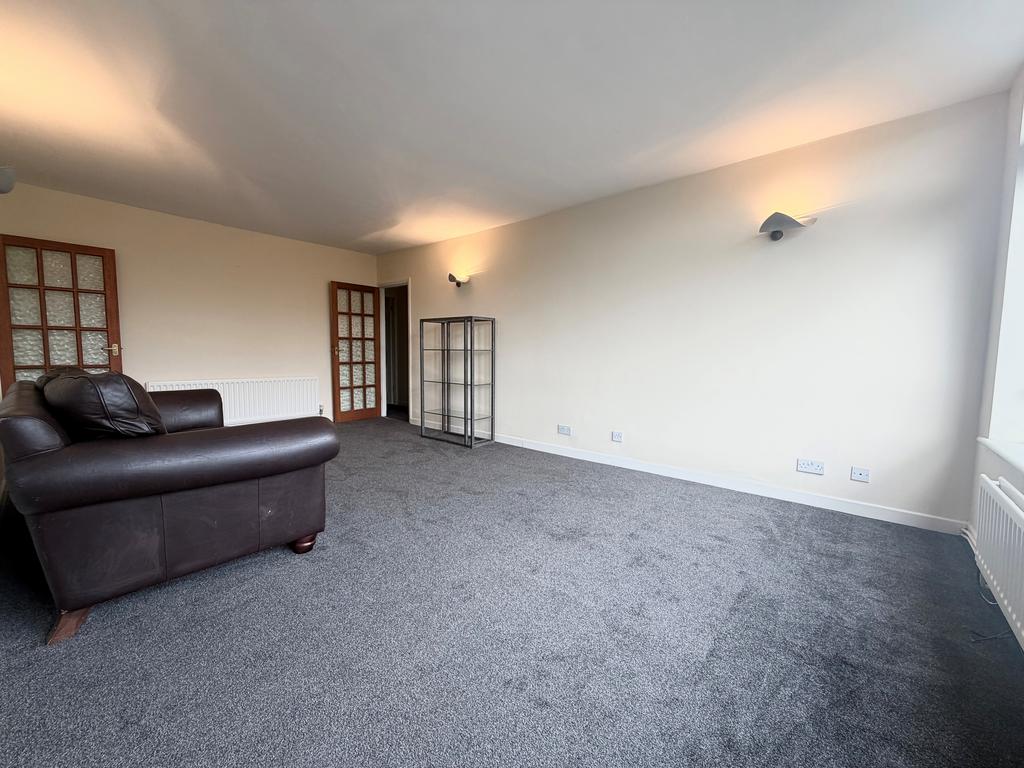 Apartment in Solihull, Ulverley Green - View 2