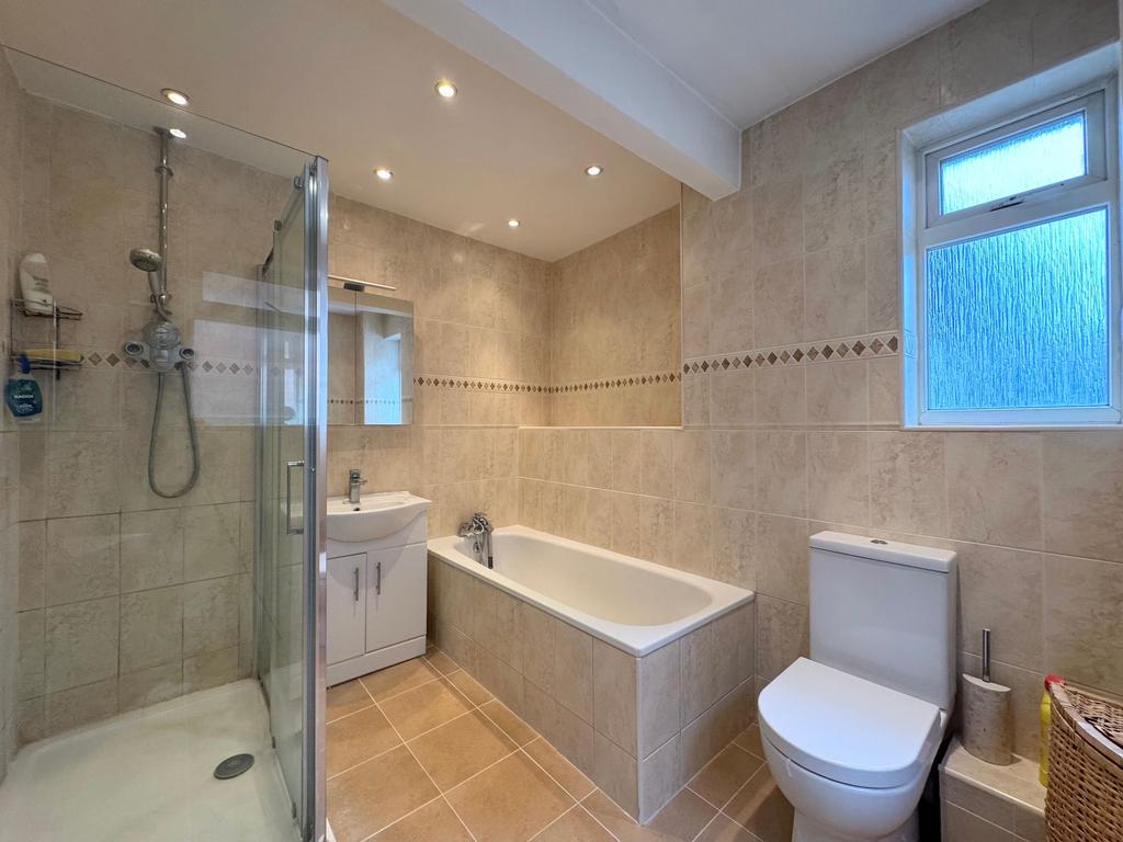 En-suite bathroom/shower room