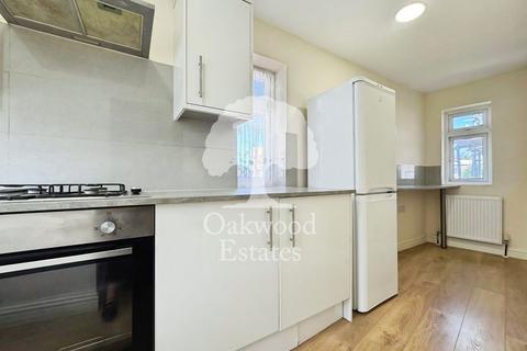 2 bedroom maisonette to rent, Petersfield Avenue, Slough SL2