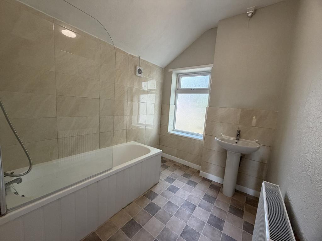House in Sandwell, West Midlands - More