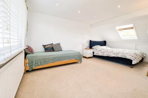 4 bedroom end of terrace house for sale, Netherfield Gardens, Barking, London, IG11