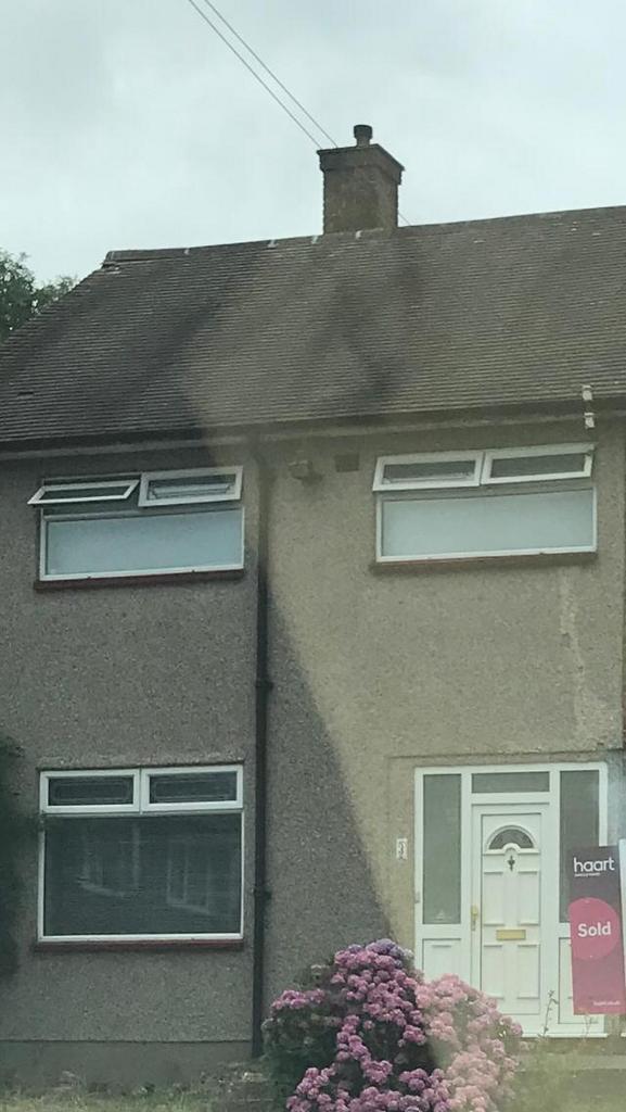 Well-presented three-bedroom terraced house in Ro