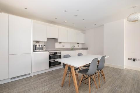 Studio to rent, Swan Street, Isleworth, TW7