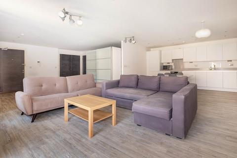 Studio to rent, Swan Street, Isleworth, TW7