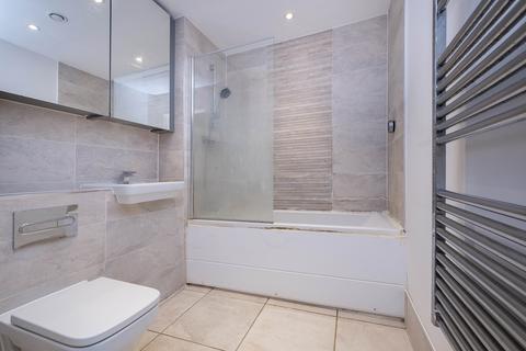 Studio to rent, Swan Street, Isleworth, TW7