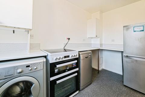 2 bedroom flat for sale, Latimer Drive, Hornchurch, RM12