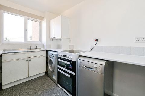 2 bedroom flat for sale, Latimer Drive, Hornchurch, RM12