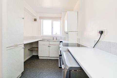 2 bedroom flat for sale, Latimer Drive, Hornchurch, RM12