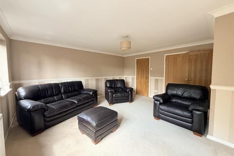 2 bedroom flat for sale, The Pineways, Oldbury