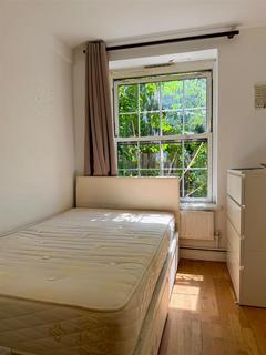 1 bedroom in a house share to rent, Hollybush Gardens, London