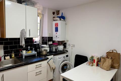 1 bedroom in a house share to rent, Hollybush Gardens, London