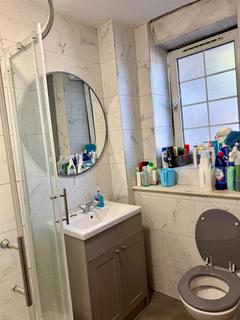 1 bedroom in a house share to rent, Hollybush Gardens, London