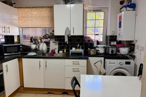1 bedroom in a house share to rent, Hollybush Gardens, London