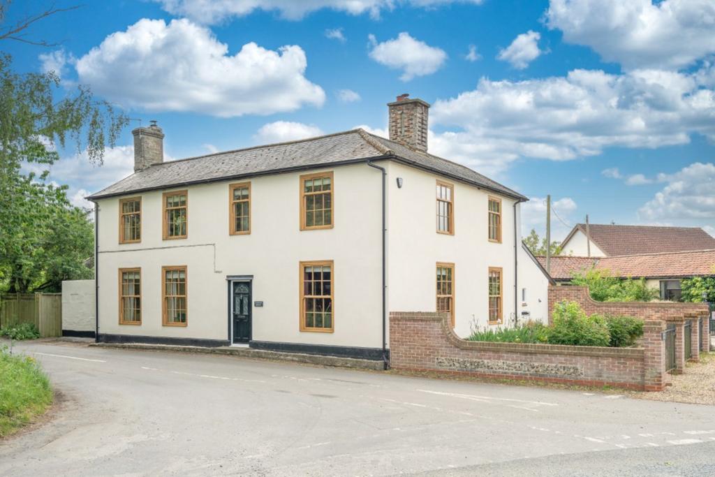 4 bedroom detached house for sale in Besthorpe on OnTheMarket