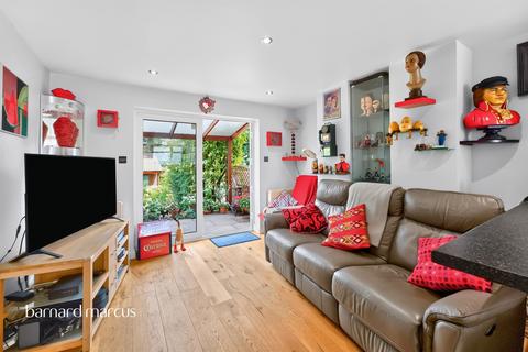 4 bedroom semi-detached house for sale, Fernwood Crescent, London