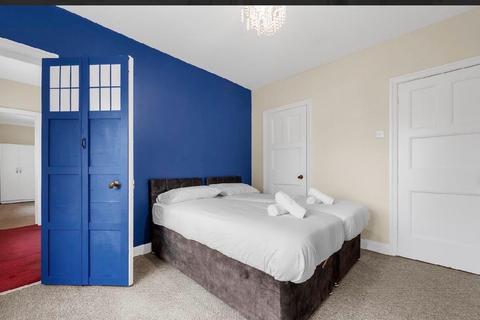 2 bedroom house to rent, Lever Street, Manchester M24