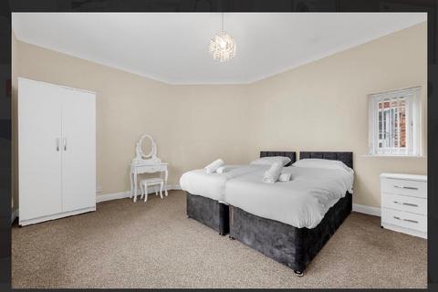 2 bedroom house to rent, Lever Street, Manchester M24