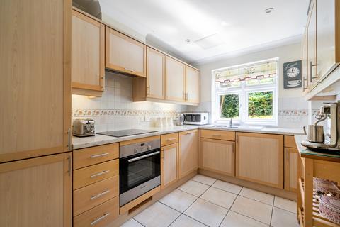 2 bedroom flat for sale, St. Georges Avenue, Weybridge, KT13