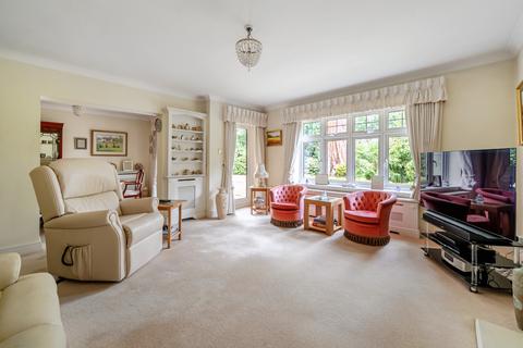 2 bedroom flat for sale, St. Georges Avenue, Weybridge, KT13