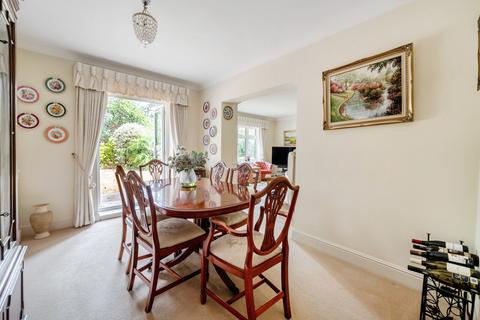 2 bedroom flat for sale, St. Georges Avenue, Weybridge, KT13
