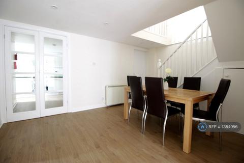 5 bedroom terraced house to rent, Camden Mews, London, NW1