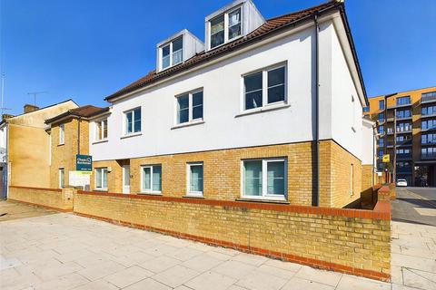 2 bedroom penthouse to rent, Bedfont Lane, Feltham