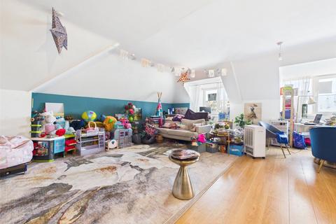 2 bedroom penthouse to rent, Bedfont Lane, Feltham