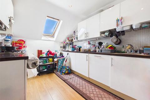 2 bedroom penthouse to rent, Bedfont Lane, Feltham