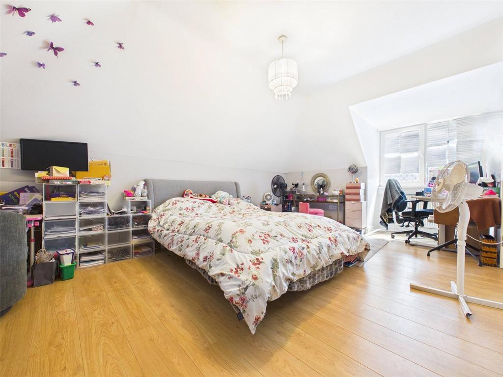Apartment in Feltham - View 4