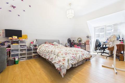 2 bedroom penthouse to rent, Bedfont Lane, Feltham