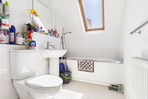 2 bedroom penthouse to rent, Bedfont Lane, Feltham