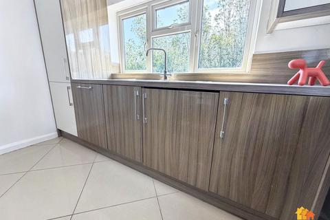2 bedroom flat to rent, Darvell Drive, Chesham, HP5