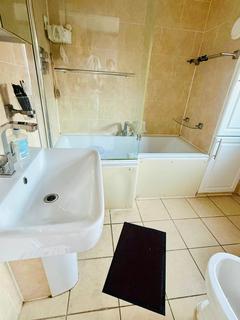 5 bedroom terraced house to rent, Caistor Park Road, London E15