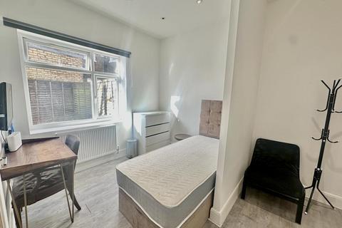 Studio to rent, Gunnersbury Lane, Acton