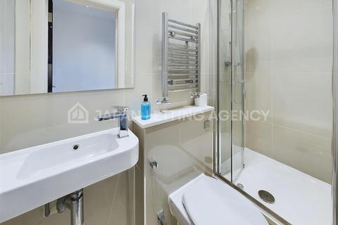 Studio to rent, Gunnersbury Lane, Acton
