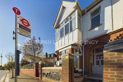 Studio to rent, Gunnersbury Lane, Acton