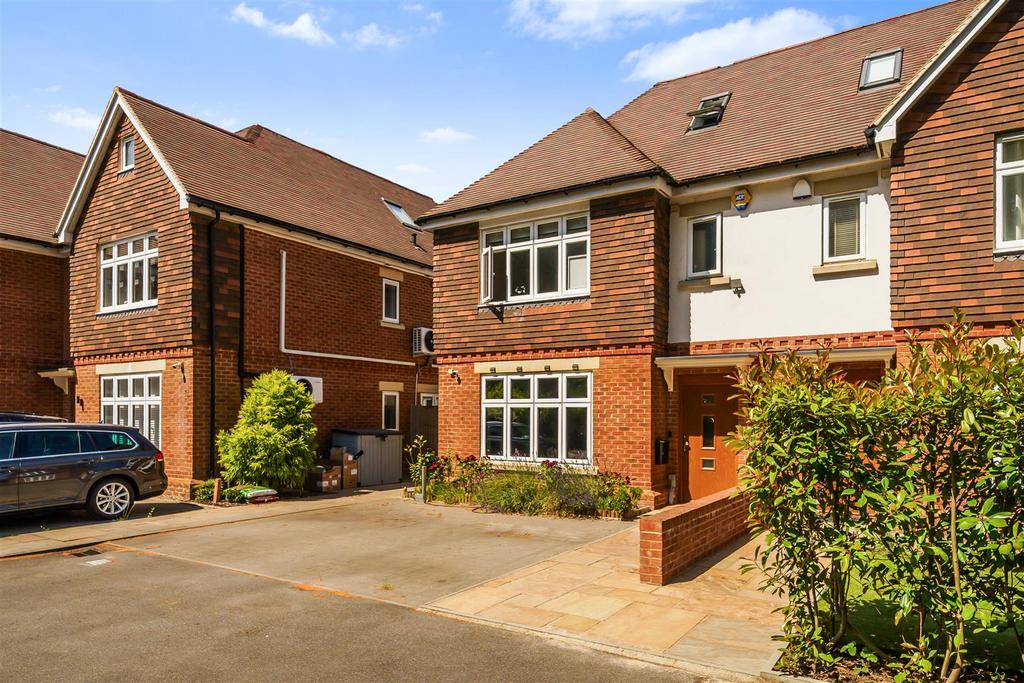 Detached house exterior, driveway