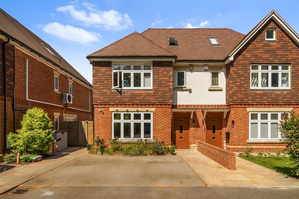 Detached house exterior, driveway