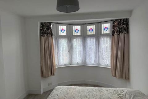 1 bedroom in a house share to rent, Cavendish Gardens, London, IG11