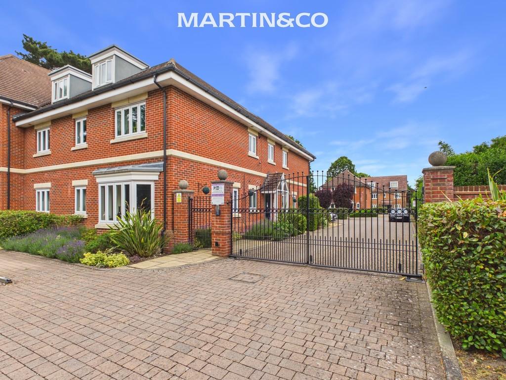 Detached house exterior, driveway